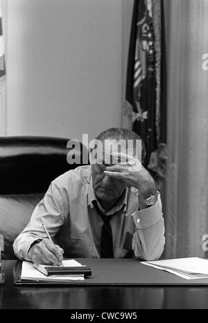 Präsident Lyndon Johnson Notizen im Cabinet Room treffen. Vier Tage später, am 31. März 1968, zog er sich zurück von der 1968 Stockfoto