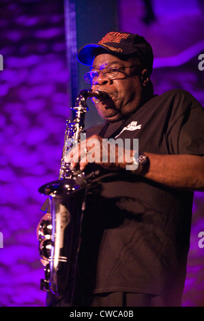 Ray Gaskins Saxophonist mit der Roy Ayers-Band, die erklingt in Brecon Jazz Festival 2012 Stockfoto