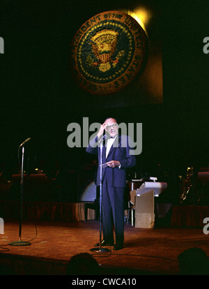 Jack Benny führt für eine demokratische Partei Fund-Raiser im Century Plaza Hotel, Los Angeles, Kalifornien. 23. Juni 1967. Stockfoto