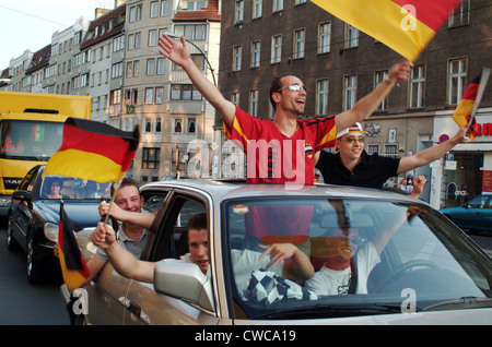 Berlin, Autokolonne deutschen Fußball-fans Stockfoto