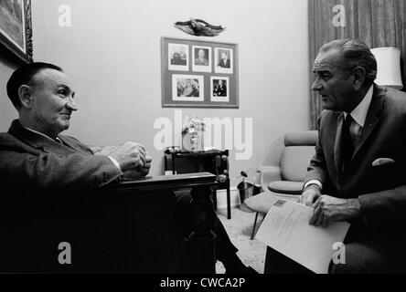 Senat Majority Leader Mike Mansfield im Gespräch mit Präsident Lyndon Johnson in den letzten Monaten von Johnsons Präsidentschaft. Stockfoto