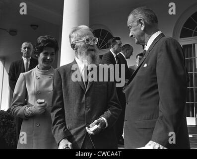 LBJ es Great Society Programme. Präsident Lyndon Johnson im Gespräch mit Meister Fotografen Edward Steichen und seine junge Frau nach Stockfoto