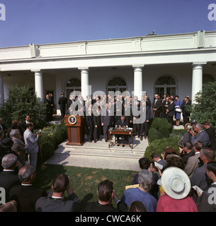 LBJ es Krieg gegen die Armut. Präsident Lyndon Johnson Unterzeichnung der Armut Rechnung (aka Economic Opportunity Act). 20. August 1964. Stockfoto