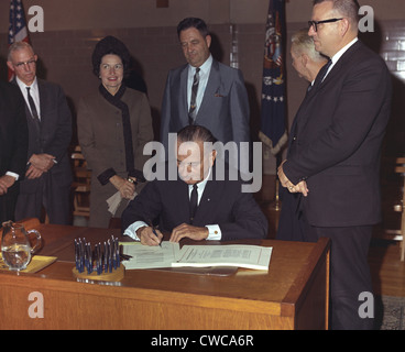 LBJ es Great Society Programme. Präsident Lyndon Johnson Unterzeichnung des Higher Education Act von 1965 im Südwesten Texas State Stockfoto