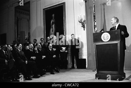 LBJ es Great Society Programme. Präsident Lyndon Johnson Bemerkungen vor der Unterzeichnung der Public Broadcasting Act von 1967 zu liefern. Stockfoto