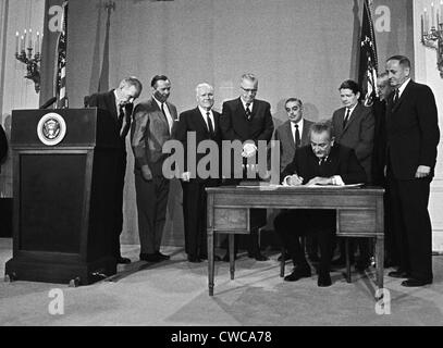 LBJ es Great Society Programme. Präsident Lyndon Johnson Unterzeichnung des Public Broadcasting Act von 1967. HEW Sek. John Gardner ist Stockfoto