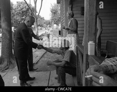 LBJ es Krieg gegen die Armut. Präsident Lyndon Johnson schüttelt Hände mit einem Appalachian ansässig. 7. Mai 1964. Stockfoto