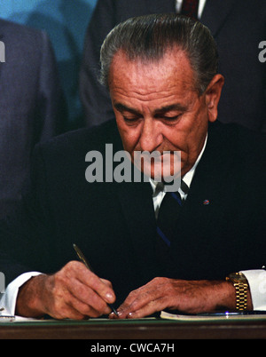 LBJ es Great Society Programme. Präsident Lyndon Johnson Unterzeichnung des Public Broadcasting Act von 1967, das die Öffentlichkeit erstellt Stockfoto