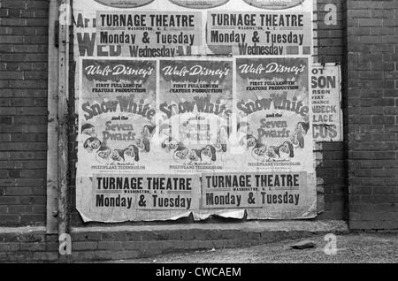 Die Plakate des Disney-Films "Schneewittchen und die sieben Zwerge", in Washington, North Carolina, April 1938. Stockfoto