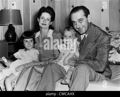 Kongressabgeordnete Lyndon Johnson mit Frau Lady Bird, und Töchter, Lynda Bird und Luci Baines. Das Foto wurde in ihrem Haus in Stockfoto