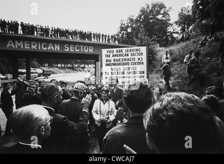 Vizepräsident Lyndon Johnson (rechts) in Berlin. VP Johnsons besucht mit US-Truppen am Rand des westlichen Bereich am 20. Aug., Stockfoto