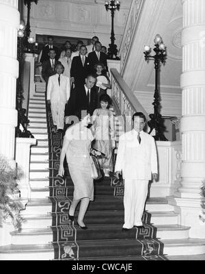 Vice President Johnson in Südvietnam. Präsident Ngo Dinh Diem, Lady Bird Johnson, Madame Nhu, gefolgt von VP Lyndon Johnson. Stockfoto