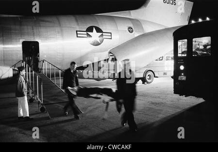 Verwundete Soldaten aus Vietnam auf der Andrews Air Force Base auf 8. März 1968 ankommen. Berichterstattung in der Presse der USA Kausalitäten während Stockfoto