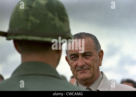 Präsident Johnson in Südvietnam. LBJ besucht US-Soldaten in Cam Ranh Bay, Süd-Vietnam. 26. Oktober 1966. Stockfoto