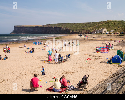 Saltburn-by-the-Sea Cleveland UK Busy Strand mit Blick auf Jagd Klippe. Stockfoto