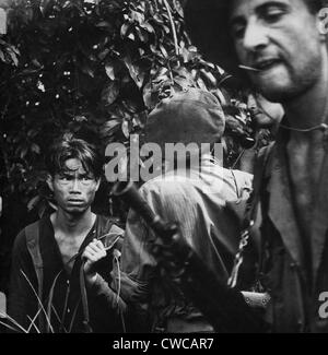 Französisch ausländischen Legionäre mit Viet Minh in Gefangenschaft. Soldaten zu verhören vermuteten Viet Minh Soldat gefunden versteckt in der Stockfoto