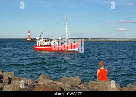 Angelboot/Fischerboot vorbei an den Leuchttürmen an der Mündung des Flusses Warnow, Warnemünde, Mecklenburg-West Pomerania, Deutschland Stockfoto