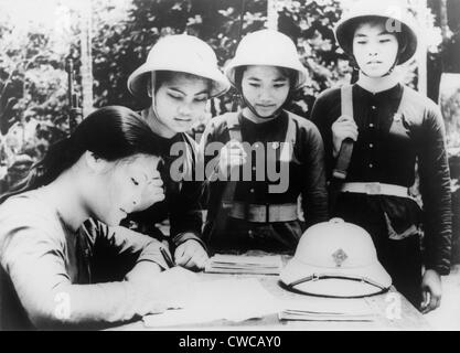 Vietnamesische Frau tritt Volks Armee von Vietnam. Eine junge Frau Mitglied der Hanoi Frau Miliz, wirbt in der Armee Stockfoto