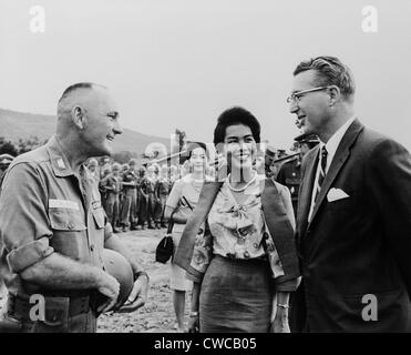 König Bhumibol und Königin Sirikit von Thailand in Südvietnam mit US-Oberst William McKean. Thailändische Streitkräfte kämpften Süd-Vietnam Stockfoto