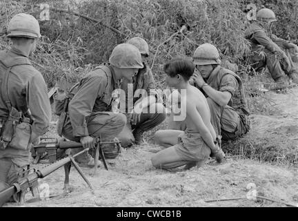 Viet Cong Kriegsgefangener. US-Marines ein Gefängnis während einer Recherche zu verhören und zerstören Mission Codenamen Operation Badger Stockfoto