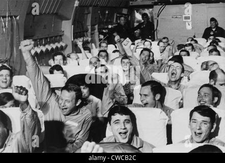 Jubelnde amerikanischen Kriegsgefangenen. Amerikanische Soldaten jubeln, als ihr Flugzeug von einem Flugplatz in der Nähe von Hanoi nach ihrer Freilassung startet Stockfoto