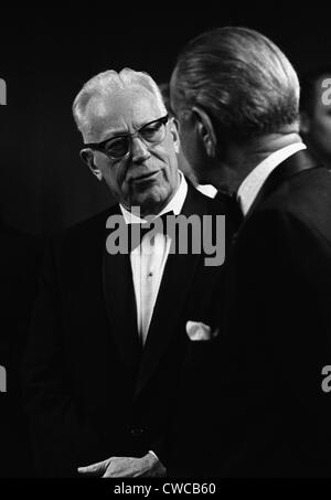 Chief Justice Earl Warren (1891-1974) im Gespräch mit Präsident Johnson. Warrens Juni 1968 Rücktritt wurde verzögert, wenn Stockfoto