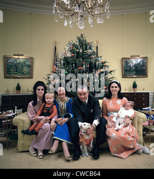 Präsident Johnson Familie feiern Heiligabend. L-r: Luci Johnson Nugent, Lyn Nugent, Lady Bird Johnson, Präsident Stockfoto