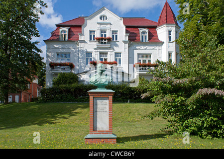 Villa Staudt und Kaiser-Wilhelm-Büste, Heringsdorf, Insel Usedom, Ostseeküste, Mecklenburg-West Pomerania, Deutschland Stockfoto