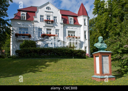 Villa Staudt und Kaiser-Wilhelm-Büste, Heringsdorf, Insel Usedom, Ostseeküste, Mecklenburg-West Pomerania, Deutschland Stockfoto