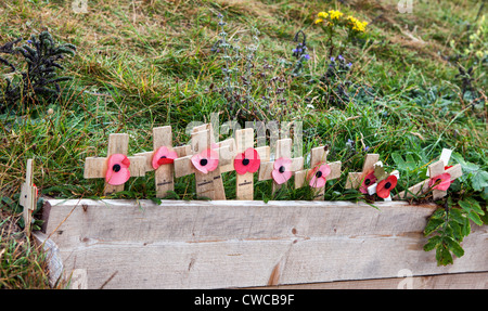 Kleine Holzkreuze am Denkmal zum zweiten Weltkrieg Bomber Command Flieger am Beachy Head, der höchsten Kreidefelsen in England Stockfoto