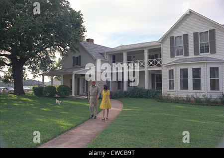 Präsident Lyndon Johnson, Lady Bird und ihren Hund Yuki vor ihrem Haus auf der LBJ Ranch. 15. Mai 1968. Stockfoto