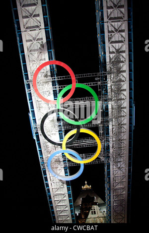 Olympische Ringe auf Tower Bridge Stockfoto