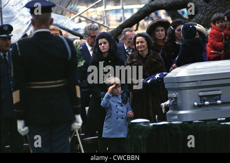 Lyndon Johnson Beerdigung. Lyn Nugent salutiert seines Großvaters Sarg auf Johnson Familie Friedhof auf der LBJ Ranch. L-r: stehend Stockfoto