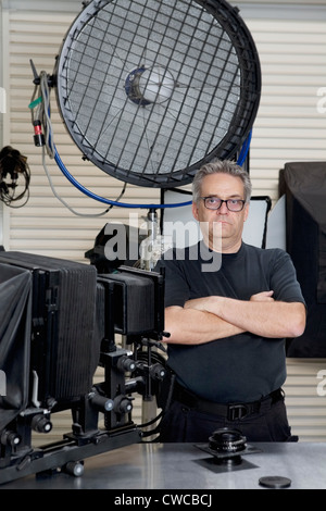 Porträt eines Technikers mit Arme gekreuzt stehen im Fotostudio Stockfoto