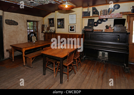 Die Bar des Cardrona Hotels ist ein historisches Hotel in Cardrona in den Crown Range Bergen in Otago, Neuseeland. Stockfoto