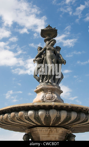 Wasserbrunnen (Fontaine des Trois Graces) am Place de la Bourse, Börse, Bordeaux, Frankreich, Europa Stockfoto