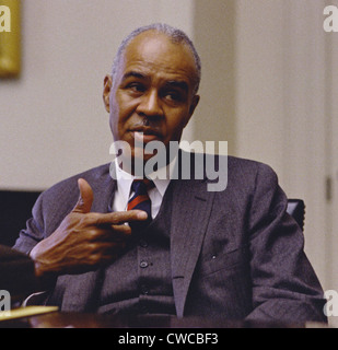 Roy Wilkins (1901 – 1981), Executive Director von der NAACP. Foto während einer weißen Haus treffen der Präsidenten Lyndon Stockfoto