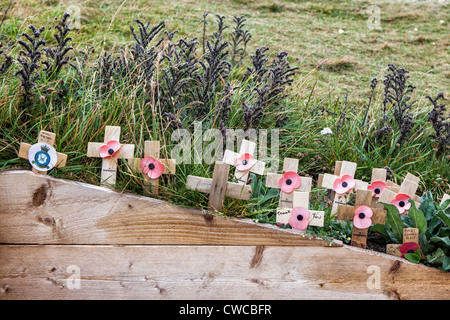 Kleine Holzkreuze am Denkmal zum zweiten Weltkrieg Bomber Command Flieger am Beachy Head, der höchsten Kreidefelsen in England Stockfoto