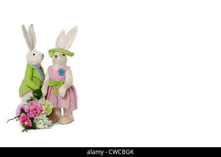 Kaninchen-paar mit Blume Blumenstrauß stehen auf weißem Hintergrund Stockfoto