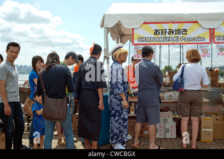 Festivalbesucher bei einem Obon Sommerfestival in Edgewater, NJ Stockfoto