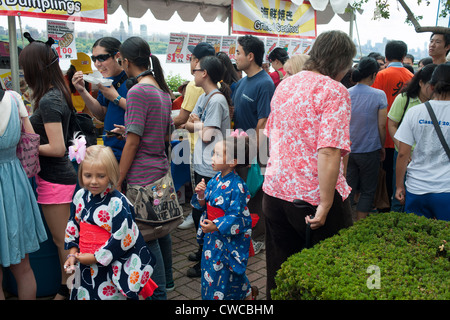 Festivalbesucher bei einem Obon Sommerfestival in Edgewater, NJ Stockfoto