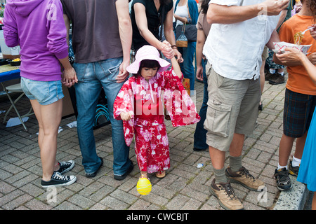 Festivalbesucher bei einem Obon Sommerfestival in Edgewater, NJ Stockfoto