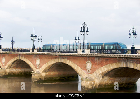 Bordeaux, die Pont de Pierre, die den Fluss Garonne überquert, Gironde, Nouvella Aquitaine, Frankreich, Europa Stockfoto