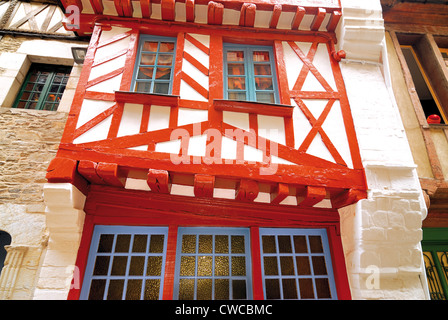 Frankreich, Bretagne: Balkon eines historischen Fachwerkhauses in Vitré Stockfoto