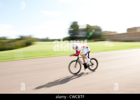 Ein Konkurrent beteiligt sich an der 20km-Zeitfahren während der Bike Blenheim Palace Festival in Woodstock, in der Nähe von Oxford Stockfoto