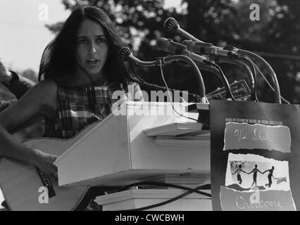 Folk-Sängerin Joan Baez Gesang an die Bürgerrechte 1963 März auf Washington. Ein Schild hängen in der Nähe der Mikrofone liest "werden wir Stockfoto