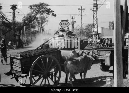 Vietnam-Krieg. Ein US-Army Tank teilt die Straßen von Saigon mit Ochsenkarren im zweiten Jahr der US-Eskalation des Krieges. Stockfoto