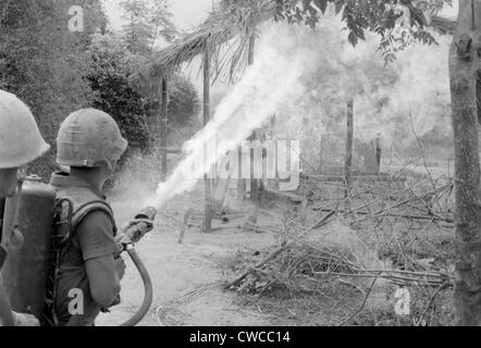 Vietnam-Krieg. US-Marines die Überreste eines Gebäudes mit einem Flammenwerfer bei einer Durchsuchung in Brand gesetzt and destroy-Mission in Quang Stockfoto