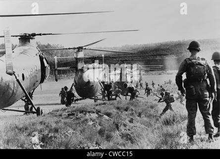 Vietnam-Krieg. Südvietnamesische Truppen ausgeführt, um Board Hubschrauber für eine luftgestützte Anti-Guerilla-Operation im Dschungel in der Nähe von Saigon, Stockfoto