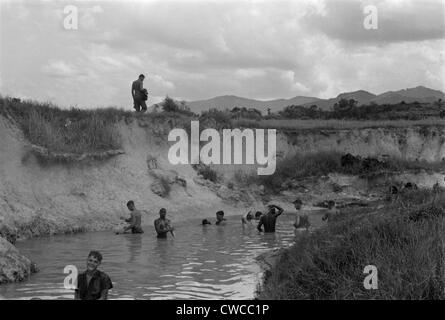 Vietnam-Krieg. US-Marines Baden im Bach am Fuße des Hügels 51. Hill-51 war der Ort einer Bekämpfung Basis sichern soll Stockfoto